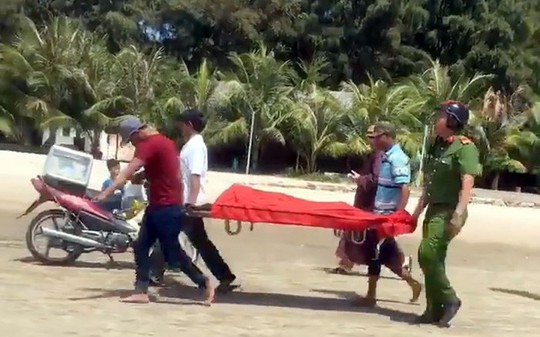 Quảng Nam: 2 người chết đuối khi tắm biển - Ảnh 1.