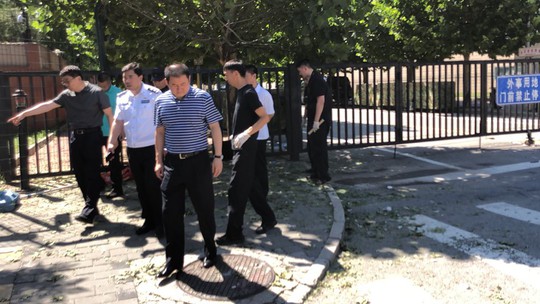 Nổ bom, nghi tự thiêu bên ngoài Đại sứ quán Mỹ ở Trung Quốc - Ảnh 1.