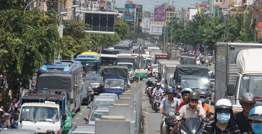 Quá tải cấp phù hiệu xe tải, nhiều chủ xe bị xử phạt - Ảnh 1. Quá tải cấp phù hiệu xe tải, nhiều chủ xe bị xử phạt - Ảnh 1.