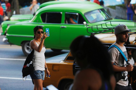 Phong cách mới của tân Chủ tịch Cuba - Ảnh 4.
