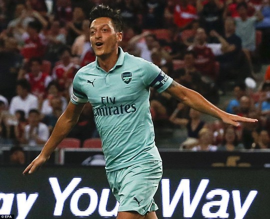 Mesut Ozil tỏa sáng, Arsenal đè bẹp PSG - Ảnh 1.