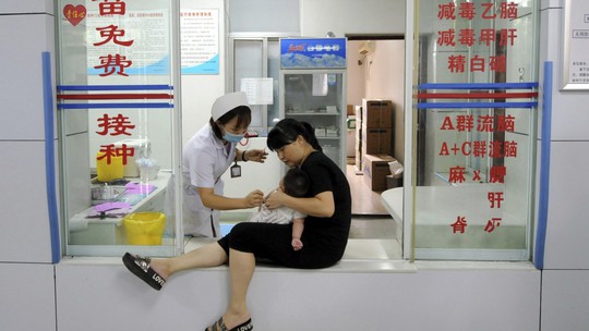 Trung Quốc: Tiết lộ động trời về vắc-xin tiêm vào như ăn dầu cống rãnh - Ảnh 1.