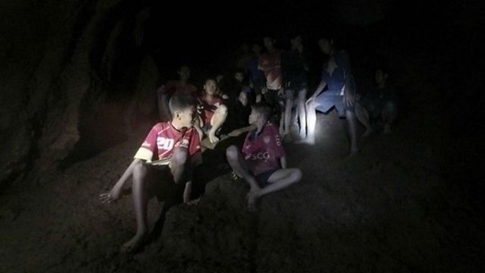 Giải cứu đội bóng nhí Thái Lan: Từ lúc trời trong xanh đến khi cúi đầu cảm ơn đội cứu hộ - Ảnh 8.
