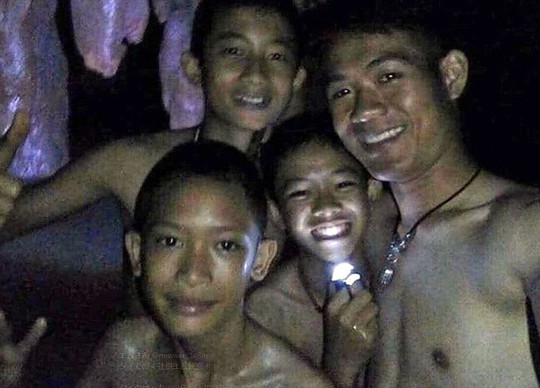 Tìm thấy các cậu bé mắc kẹt trong hang động Thái Lan - Ảnh 5.