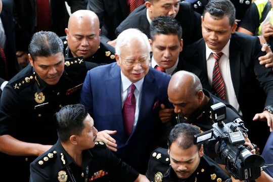 Cựu thủ tướng Malaysia ấm ức vì không được tự bảo vệ - Ảnh 2.