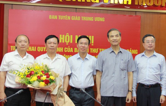 Ông Võ Văn Thưởng trao quyết định bổ nhiệm cán bộ của Ban Bí thư - Ảnh 2.