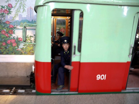Bên trong hệ thống tàu điện ngầm ở Bình Nhưỡng - Ảnh 10.
