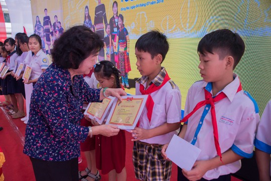 Nam A Bank “Nâng bước đến trường - Thắp sáng tương lai” cho HS-SV dân tộc thiểu số tại Đồng Nai - Ảnh 1. Nam A Bank “Nâng bước đến trường - Thắp sáng tương lai” cho HS-SV dân tộc thiểu số tại Đồng Nai - Ảnh 1.