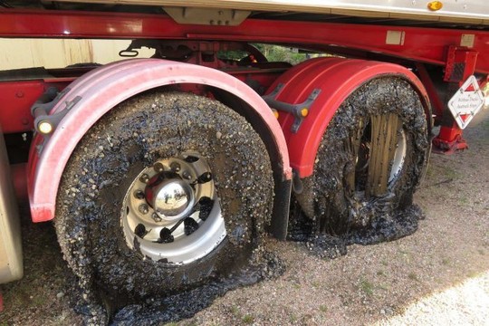 Úc: Nóng tới nỗi nhựa đường chảy nhão phá hỏng bánh xe - Ảnh 1.