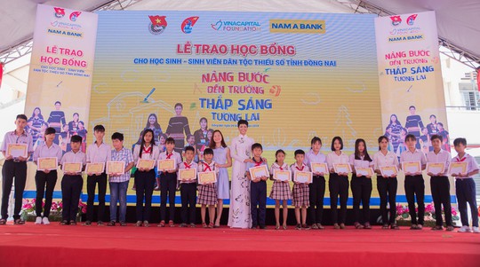 Nam A Bank “Nâng bước đến trường - Thắp sáng tương lai” cho HS-SV dân tộc thiểu số tại Đồng Nai - Ảnh 3. Nam A Bank “Nâng bước đến trường - Thắp sáng tương lai” cho HS-SV dân tộc thiểu số tại Đồng Nai - Ảnh 3.