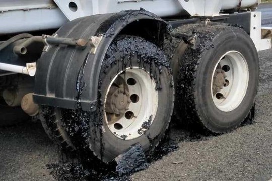 Úc: Nóng tới nỗi nhựa đường chảy nhão phá hỏng bánh xe - Ảnh 4.