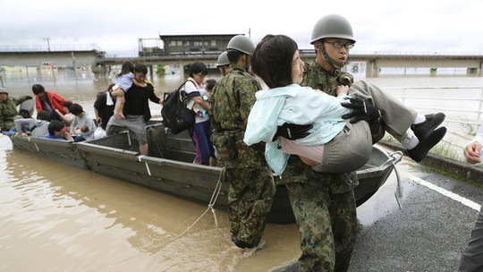 Nhật Bản: Mưa gió tới mức cuốn người trên cầu rơi xuống sông chết đuối - Ảnh 3.