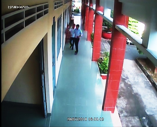 Hinh anh nhom nguoi xung nha bao den lam viec voi CSGT o Tien Giang