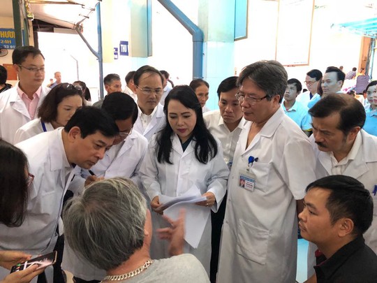 Bệnh nhân phàn nàn với Bộ trưởng Y tế về thủ tục hành chính - Ảnh 1. Bệnh nhân phàn nàn với Bộ trưởng Y tế về thủ tục hành chính - Ảnh 1.