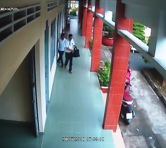 Hinh anh nhom nguoi xung nha bao den lam viec voi CSGT o Tien Giang