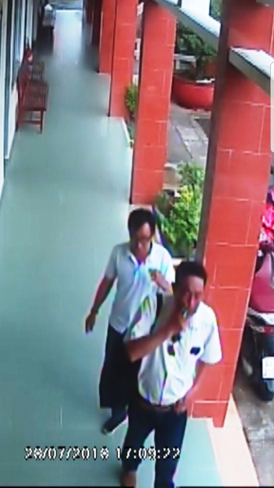 Hinh anh nhom nguoi xung nha bao den lam viec voi CSGT o Tien Giang