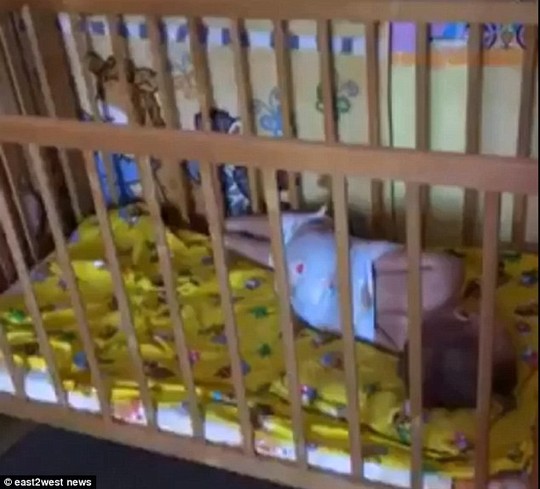 Nga điều tra “nhà trẻ địa ngục” trói các bé vào cũi - Ảnh 3. Nga điều tra “nhà trẻ địa ngục” trói các bé vào cũi - Ảnh 3.