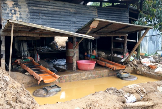 Đột nhập cơ sở chiết tách vàng trái phép, nhiều người khó thở, chảy nước mắt - Ảnh 1. Đột nhập cơ sở chiết tách vàng trái phép, nhiều người khó thở, chảy nước mắt - Ảnh 1.