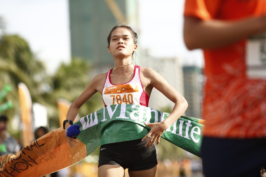 VĐV Suzaki Yuuya về nhất 42 km, cuộc thi Marathon Quốc tế Đà Nẵng - Ảnh 2.