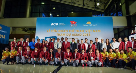Bố Xuân Trường, Văn Thanh U23 Việt Nam sang Indonesia cổ vũ - Ảnh 4.
