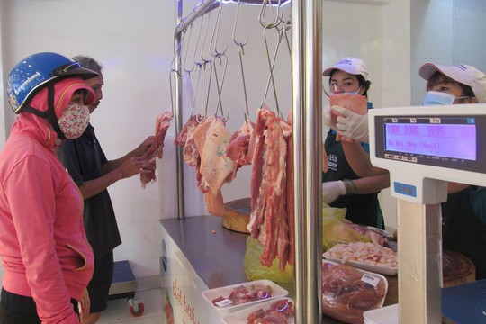 Phó Thủ tướng yêu cầu ngăn chặn đầu cơ thịt heo - Ảnh 1.