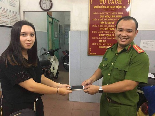 Bat nong 2 phu nu dan canh trom dien thoai o trung tam TP HCM