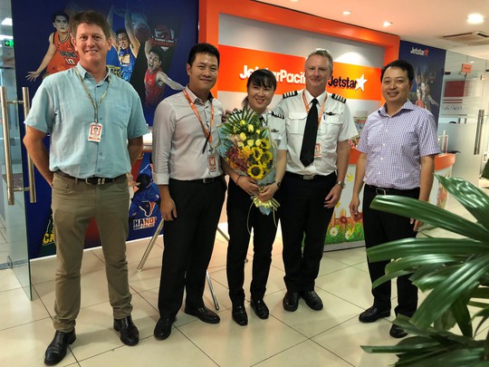 Nữ cơ trưởng Việt Nam đầu tiên của hãng hàng không giá rẻ - Ảnh 1.