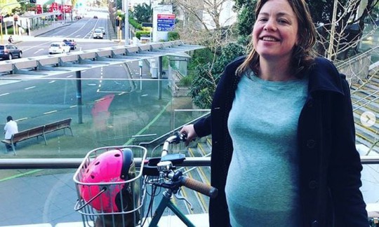 Bộ trưởng New Zealand tự đạp xe đến bệnh viện sinh con - Ảnh 1.