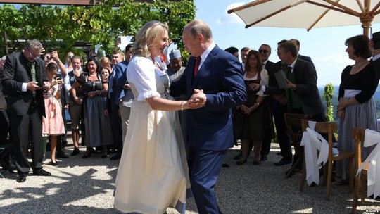 Nữ bộ trưởng Áo gây tranh cãi vì khuỵu gối chào ông Putin - Ảnh 1.