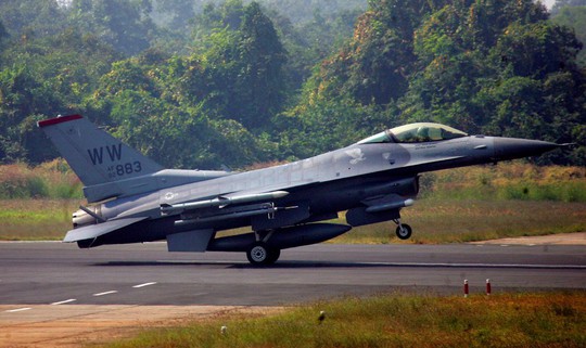 Mỹ đề nghị bán F-16, tổng thống Philippines chê vô ích - Ảnh 2.