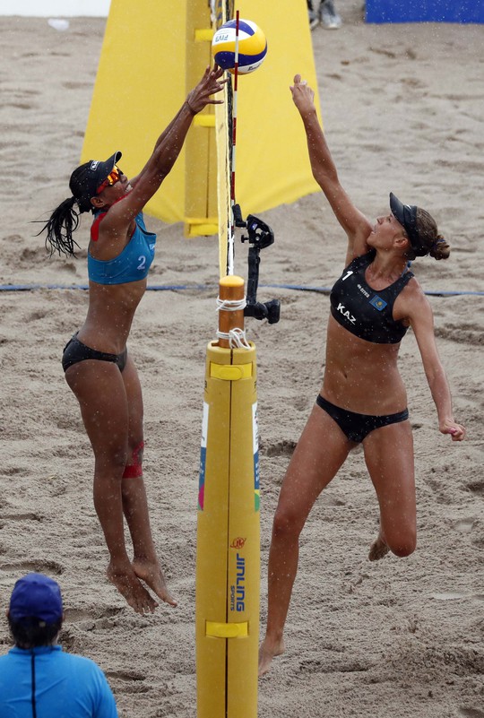 Bỏng mắt xem các nữ VĐV bóng chuyền bãi biển ASIAD - Ảnh 13.