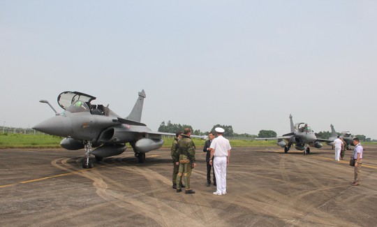Cận cảnh chiến đấu cơ chủ lực không quân Pháp tới Việt Nam - Ảnh 5.