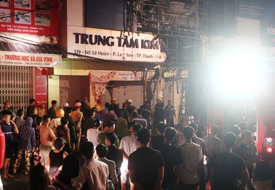 Cháy lớn trên phố sầm uất nhất Thanh Hóa, tân giám đốc công an tỉnh tới hiện trường - Ảnh 3.