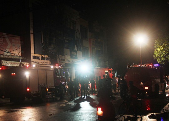 Cháy lớn trên phố sầm uất nhất Thanh Hóa, tân giám đốc công an tỉnh tới hiện trường - Ảnh 2.