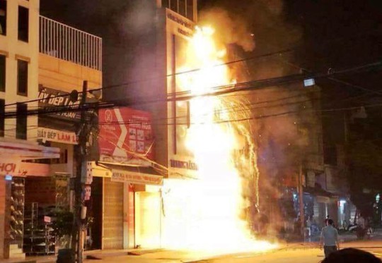 Cháy lớn trên phố sầm uất nhất Thanh Hóa, tân giám đốc công an tỉnh tới hiện trường - Ảnh 1.