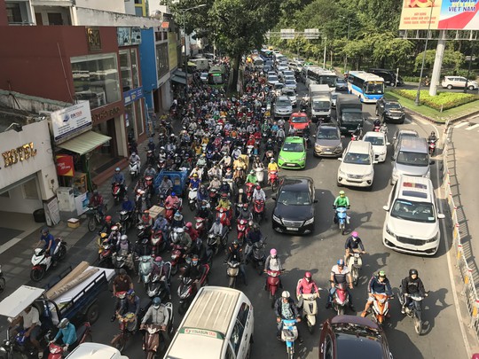 Không sự cố, giao thông cửa ngõ sân bay Tân Sơn Nhất vẫn rối loạn - Ảnh 1.
