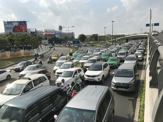 Không sự cố, giao thông cửa ngõ sân bay Tân Sơn Nhất vẫn rối loạn - Ảnh 2.