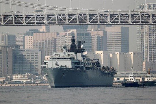 Tàu sân bay tấn công đổ bộ Anh cập cảng Tokyo - Ảnh 1.