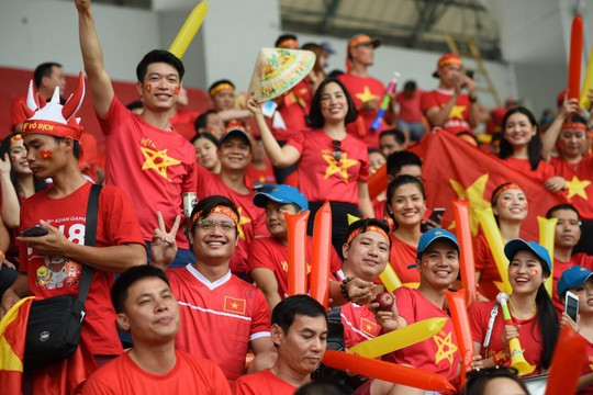 Cổ động viên vẫn đổ xô sang Indonesia ủng hộ Olympic Việt Nam - Ảnh 1.