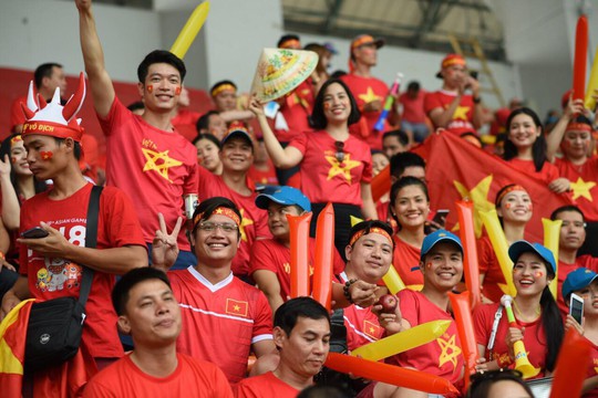 Cổ động viên vẫn đổ xô sang Indonesia ủng hộ Olympic Việt Nam - Ảnh 1. Cổ động viên vẫn đổ xô sang Indonesia ủng hộ Olympic Việt Nam - Ảnh 1.