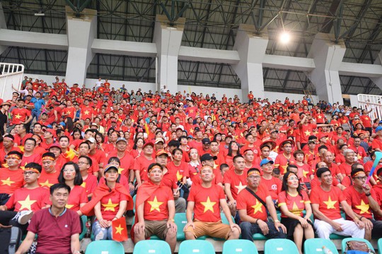 Cổ động viên vẫn đổ xô sang Indonesia ủng hộ Olympic Việt Nam - Ảnh 2.