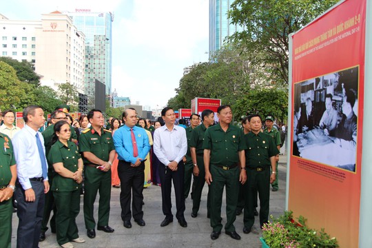 Triển lãm ảnh thành quả Cách mạng Tháng Tám - Ảnh 3.