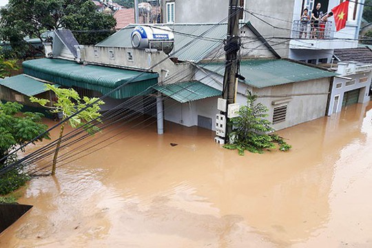 Lũ cuốn trôi hàng trong trung tâm thương mại, dân thi nhau lao ra vớt - Ảnh 3.