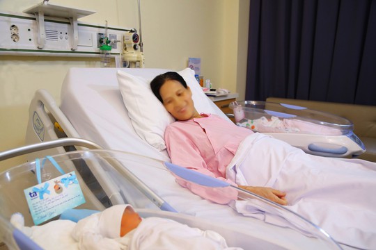 Mẹ 53 tuổi hiếm muộn sinh đôi sau khi mất con trai vì tai nạn giao thông - Ảnh 3. Mẹ 53 tuổi hiếm muộn sinh đôi sau khi mất con trai vì tai nạn giao thông - Ảnh 3.