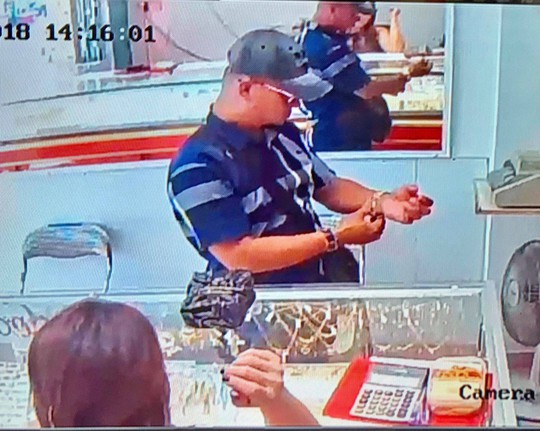 Chủ tiệm vàng trình báo bị khách dùng độc chiêu, lừa lấy vàng - Ảnh 2.