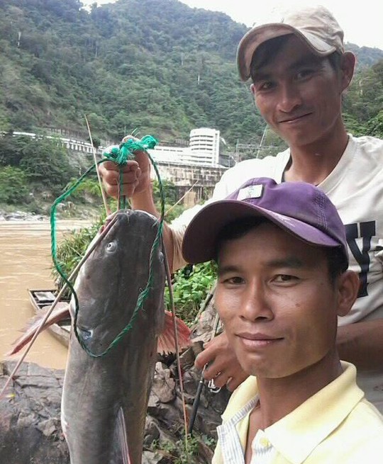 Nghẹt thở vào mùa săn cá lăng dưới dòng Sê San - Ảnh 2.