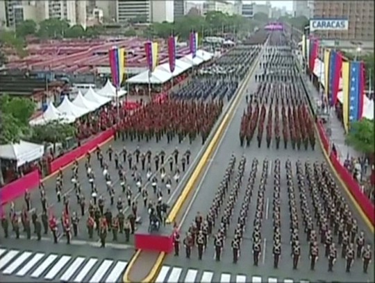Tổng thống Venezuela Maduro thoát ám sát giữa bài phát biểu - Ảnh 6.
