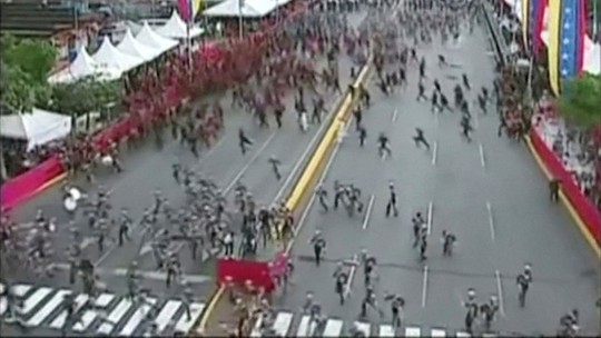 Tổng thống Venezuela Maduro thoát ám sát giữa bài phát biểu - Ảnh 8.