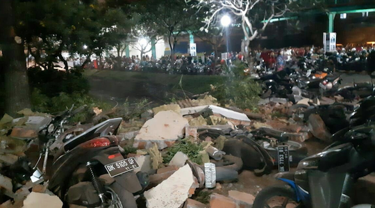 Indonesia: Động đất kép tấn công, sóng thần xuất hiện - Ảnh 2.