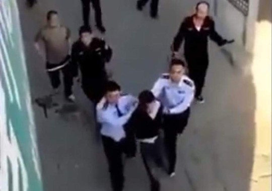 Trung Quốc: Bị truy nã, lái xe vào đồn cảnh sát đâm chết 2 người - Ảnh 1.